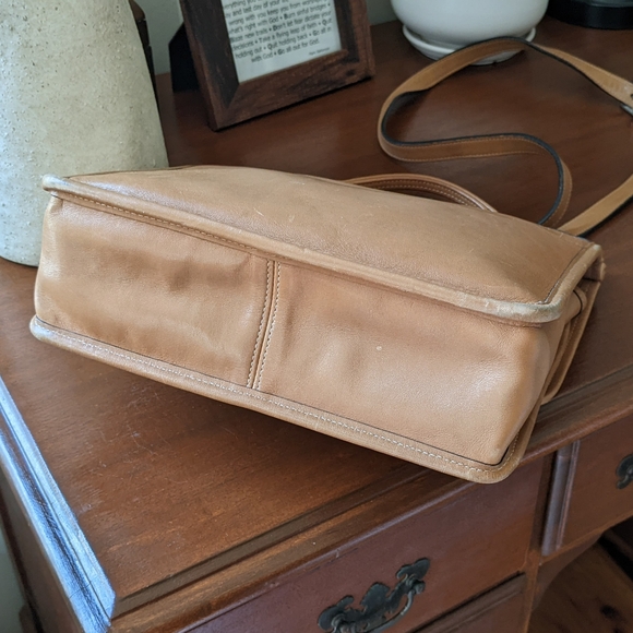 Vintage Camel Coach Willis Handbag - Picture 5 of 8